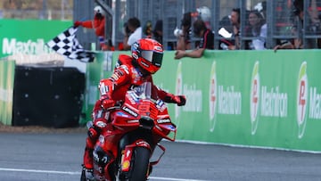 Marc Márquez celebra su primera victoria con Ducati en el GP de Tailandia de MotoGP.