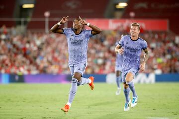 Golazo de falta de Alaba por toda la escuadra. Qué golpeó se sacó de la manga el austriaco en el primer balón que tocaba en el partido.