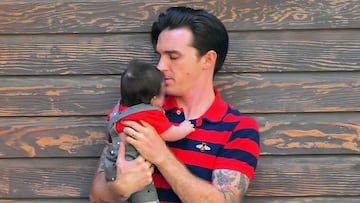 Drake Bell en Disneyland con su hijo, junio 2021.