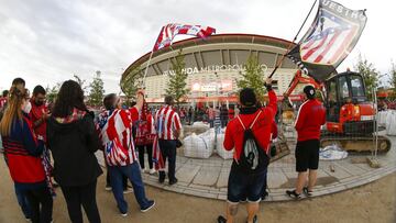 Seguidores del Atl&eacute;tico de Madrid en los alrededores del Wanda Metropolitano para celebrar la entrega de la  Liga 20-21.