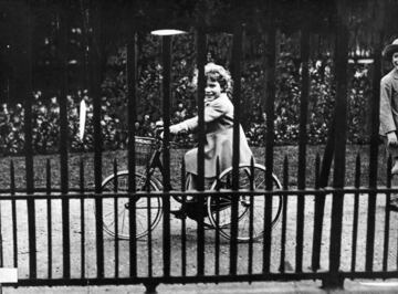 Isabel montando en su triciclo en 1931.