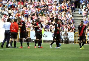 Los jugadores del Rayo Vallecano celebran el primer gol marcado al Granada, obra de Saúl Ñíguez, durante el partido de la trigésima quinta jornada de liga de Primera División que el Granada y el Rayo Vallecano disputan esta tarde en el estadio de Los Cármenes.