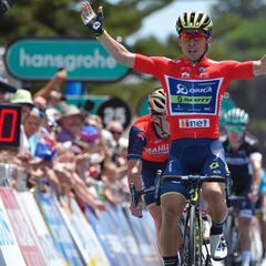 Ewan repite victoria y Gorka Izagirre resiste tras una caída