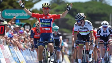 Caleb Ewan celebra su victoria al sprint en Victor Harbor en la tercera etapa del Tour Down por delante de Peter Sagan y Niccolo Bonifazio.