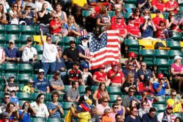 La hinchada colombiana y norteamericana apoyando a sus selecciones en el Mundial de Canadá.
