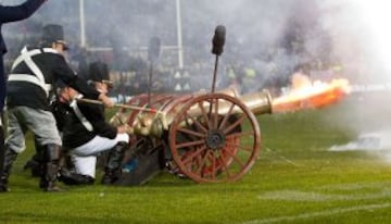 Fuego de cañones durante el calentamiento de los equipos antes del segundo partido de rugby entre Nueva Zelanda y Francia en el estadio de AMI en Christchurch.