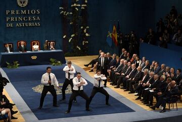 Israel Dagg, Jordie Barrett, Keven Mealamu, y Conrad Smith, jugadores de los All Blacks, la selecci¨®n masculina de rugby de Nueva Zelanda, realizan la "haka", danza tradicional Maor¨ª durante la ceremonia de entrega de los Premios Princesa de Asturias 2017 de los Deportes
