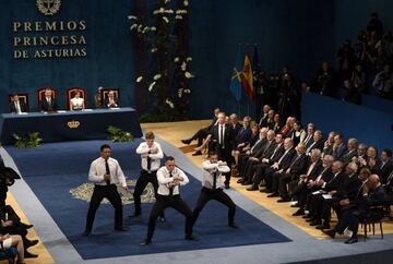 Israel Dagg, Jordie Barrett, Keven Mealamu, y Conrad Smith, jugadores de los All Blacks, la selección masculina de rugby de Nueva Zelanda, realizan la "haka", danza tradicional Maorí durante la ceremonia de entrega de los Premios Princesa de Asturias 2017 de los Deportes