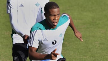Charly Musonda, entrenándose.