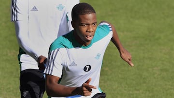 Charly Musonda, entren&aacute;ndose.