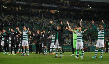 Los jugadores del Sporting Portugal saludaron a su afición.