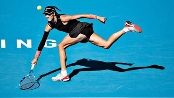 Garbiñe Muguruza devuelve una bola ante Ekaterina Makarova durante su partido de primera ronda en el China Open en el China National Tennis Centre de Pekín, China.