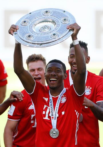 David Alaba levanta una de las 10 Bundesligas que conquistó con el Bayern.