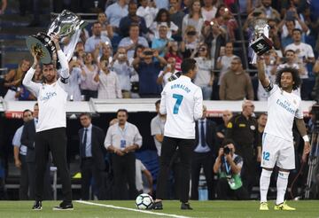 Marcelo, Cristiano Ronaldo y Sergio Ramos con los trofeos de la Supercopa de España, Supercopa de Europa y Liga.
