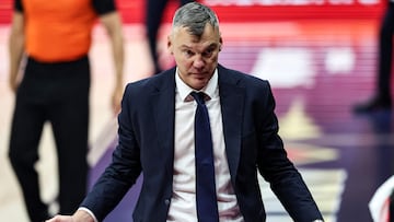 Fenerbahce's Lithuanian head coach Saras Jasikevicius reacts during the Euroleague Basketball final match between Fenerbahce Beko Istanbul and AS Monaco at Etihad Arena in Abu Dhabi on May 25, 2025. (Photo by Fadel SENNA / AFP)