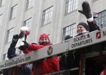 El coordinador defensivo Matt Patricia sostiene el trofeo Vince Lombardi junto al entrenador principal Bill Belichick.