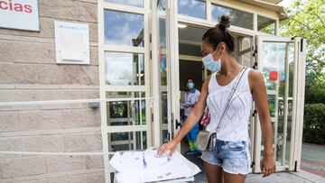 Dispositivo para la realización de pruebas PCR en el Centro de Salud Federica Montseny, para población de entre 15 y 49 años y destinado a la detección precoz de coronavirus en personas asintomáticas, a 20 de agosto de 2020.
THE REALIZATION OF THE PCR TESTS TO THE RESIDENTS OF THE VALLECAS
A HEALTH WORKER CARRIES THE PCR TESTS CARRIED OUT TO TAKE IT TO THE LABORATORY DURING THE REALIZATION OF THE PCR TESTS TO THE RESIDENTS OF THE VALLECAS NEIGHBORHOOD BETWEEN THE AGES OF 15-49 YEARS ON AUGUST 20;2020 IN MADRID;SPAIN.
AFP7 / Joaquin Corchero
20/08/2020