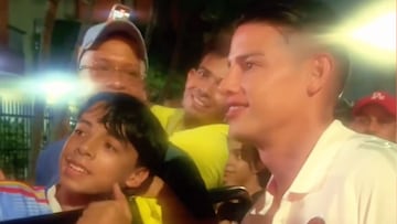 El 10 recibió el infalible calor humano de los fans a la salida del hotel.