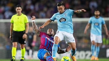 Fran Beltr&aacute;n pugna con Memphis Depay por el bal&oacute;n durante el partido disputado contra el Barcelona en el Camp Nou.