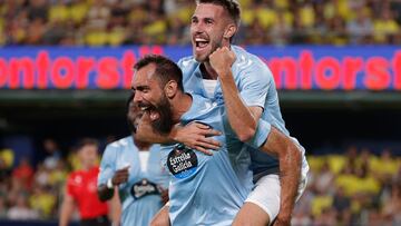 Borja Iglesias y Óscar Mingueza durante un partido de LaLiga EA Sports entre el Celta y el Villarreal.