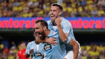 Borja Iglesias y Óscar Mingueza durante un partido de LaLiga EA Sports entre el Celta y el Villarreal.