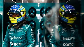Fernando Alonso, en el box de Aston Martin en Zandvoort.