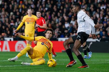 VALENCIA, 16/12/2023.- El delantero portugués del FC Barcelona Joao Félix (i) durante el partido de la jornada 17 de LaLiga EA Sports que Valencia FC y FC Barcelona disputan este sábado en el estadio de Mestalla de Valencia. EFE/Juan Carlos Cárdenas
