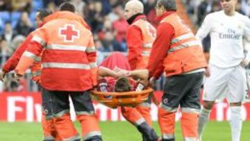 Sergio Canales abandona en camilla el césped del Bernabéu tras sufrir una grave lesión de ligamentos.