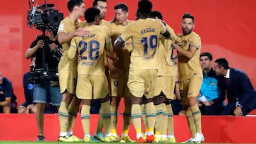 Barcelona's Polish forward Robert Lewandowski (C) celebrates with teammates his team's first goal during the Spanish League football match between RCD Mallorca and FC Barcelona at the Visit Mallorca stadium in Palma de Mallorca on October 1, 2022. (Photo by JAIME REINA / AFP)