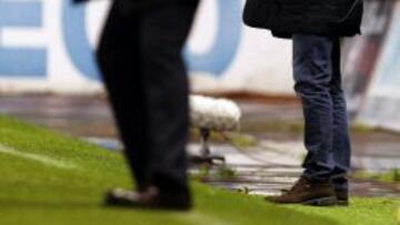 El entrenador del Deportivo de la Coruña, Victor Fernández, durante el encuentro correspondiente a la jornada catorce de primera división, que disputan esta noche frente al Málaga en el estadio de Riazor, en A Coruña.