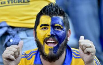 Fans of Mexico's Tigres cheer for their team before the start of their Copa Libertadores first leg final against Argentina's River Plate at the University stadium in Monterrey, Mexico on July 29, 2015.   AFP PHOTO/ YURI CORTEZ