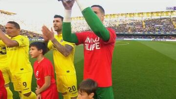 Sergio Asenjo con un acamiseta de ánimo a Filipe.