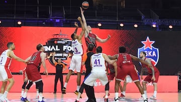 Salto inicial entre el CSKA de Moscú y el Armani Milán en el partido por el tercer puesto en al Final Four de Colonia el 30 de mayo de 2021.