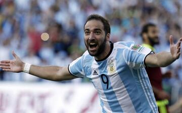 Tras la final de la Copa América Centenario, Gonzalo Higuaín confesó que estuvo a punto de dejar el fútbol por la enfermedad de su mamá. Ella le pidió que no lo hiciera, que jugará con normalidad. Hoy se encuentra bien de salud.