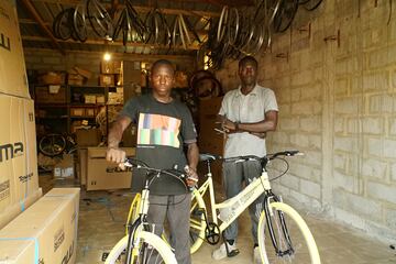 El Point Vélo de Bicicletas sin Fronteras en Palmarin. Es la ubicación donde llegan las bicicletas que posteriormente van a parar a los alumnos senegaleses. Los mecánicos (tras una etapa de aprendizaje) montan las baobikes en menos de diez minutos.   