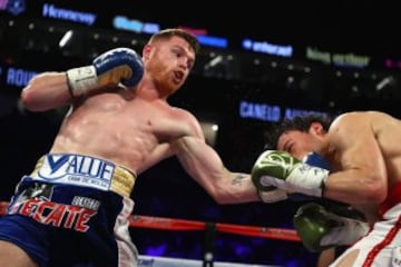 El dominio aplastante de Canelo sobre Chávez Jr. en imágenes