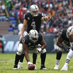 Josh McDaniels quiere retener a Derek Carr con Raiders