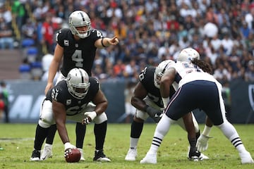 MEXICO CITY, MEXICO - NOVEMBER 19: Derek Carr #4 of the Oakland Raiders directs the offense against the New England Patriots during the first half at Estadio Azteca on November 19, 2017 in Mexico City, Mexico.   Buda Mendes/Getty Images/AFP
== FOR NEWSPAPERS, INTERNET, TELCOS & TELEVISION USE ONLY ==