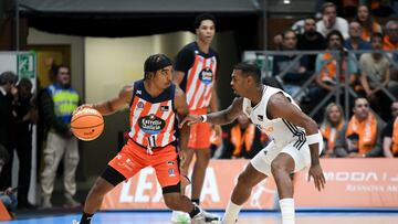 Xavier Rathan-Mayes, escolta del Real Madrid, defiende a Brandon Taylor, base del Leyma Coruña, durante la 1ª jornada de la Liga Endesa.