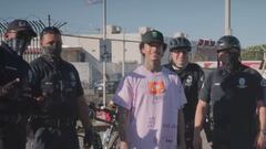 El skater Nyjah Huston posa junto a cuatro polic&iacute;as para una foto que les est&aacute;n haciendo con el m&oacute;vil durante la grabaci&oacute;n de su parte Shine On. 