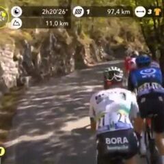 Tierra trágame de época: se dejan el micro abierto mientras se va al baño en pleno directo del Tour