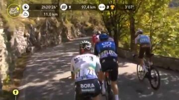 Mientras va al baño deja el micrófono en el directo del Tour