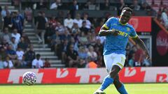 Jhon Arias pasa desapercibido en derrota de Wolves ante Bournemouth