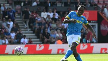 Wolverhampton Wanderers' Colombian striker #10 Jhon Arias shoots but fails to score during the English Premier League football match between Bournemouth and Wolverhampton Wanderers at the Vitality Stadium in Bournemouth, southern England on August 23, 2025. (Photo by JUSTIN TALLIS / AFP) / RESTRICTED TO EDITORIAL USE. No use with unauthorized audio, video, data, fixture lists, club/league logos or 'live' services. Online in-match use limited to 120 images. An additional 40 images may be used in extra time. No video emulation. Social media in-match use limited to 120 images. An additional 40 images may be used in extra time. No use in betting publications, games or single club/league/player publications. /