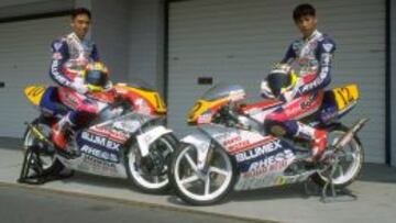 1995. Nobuatsu y Haruchika Aoki posan con sus Honda en Brno.