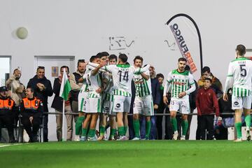 Así festejó el Atlético Sanluqueño el tanto de Nacho Ramón.