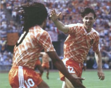 Van Basten celebra con su compañero Gullit en gol que acaba de marcar para Holanda en la final de la Eurocopa de 1988 contra la URSS