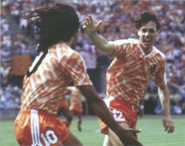 Van Basten celebra con su compañero Gullit en gol que acaba de marcar para Holanda en la final de la Eurocopa de 1988 contra la URSS