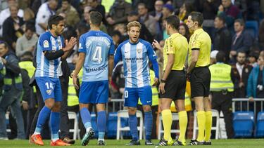 Los jugadores del Málaga protestan a Gil Manzano la no concesión del gol de Baysse al término de la primera mitad.