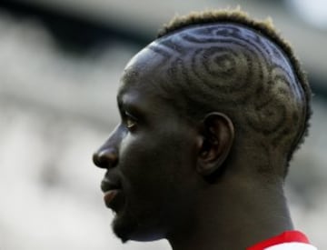 Original peinado del jugador del Liverpool Mamadou Sakho.
